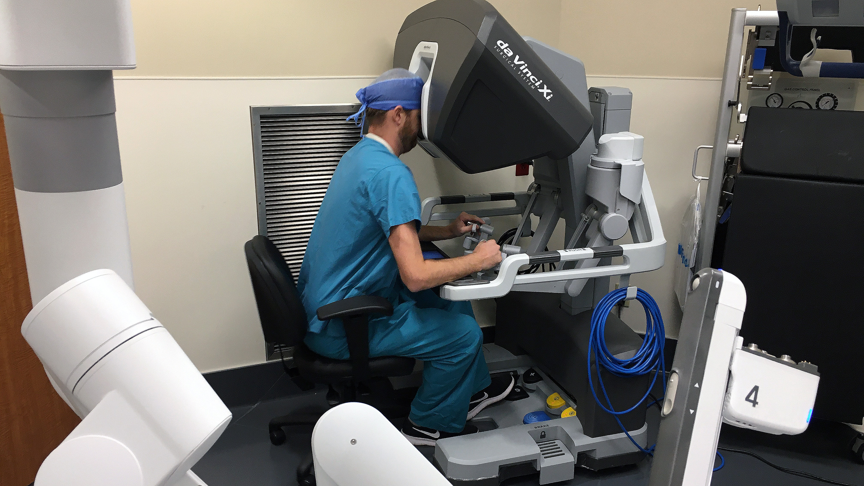 A surgeon at Abrazo Arrowhead Campus operates the daVinci surgical robot from its console. (Abrazo Health)
