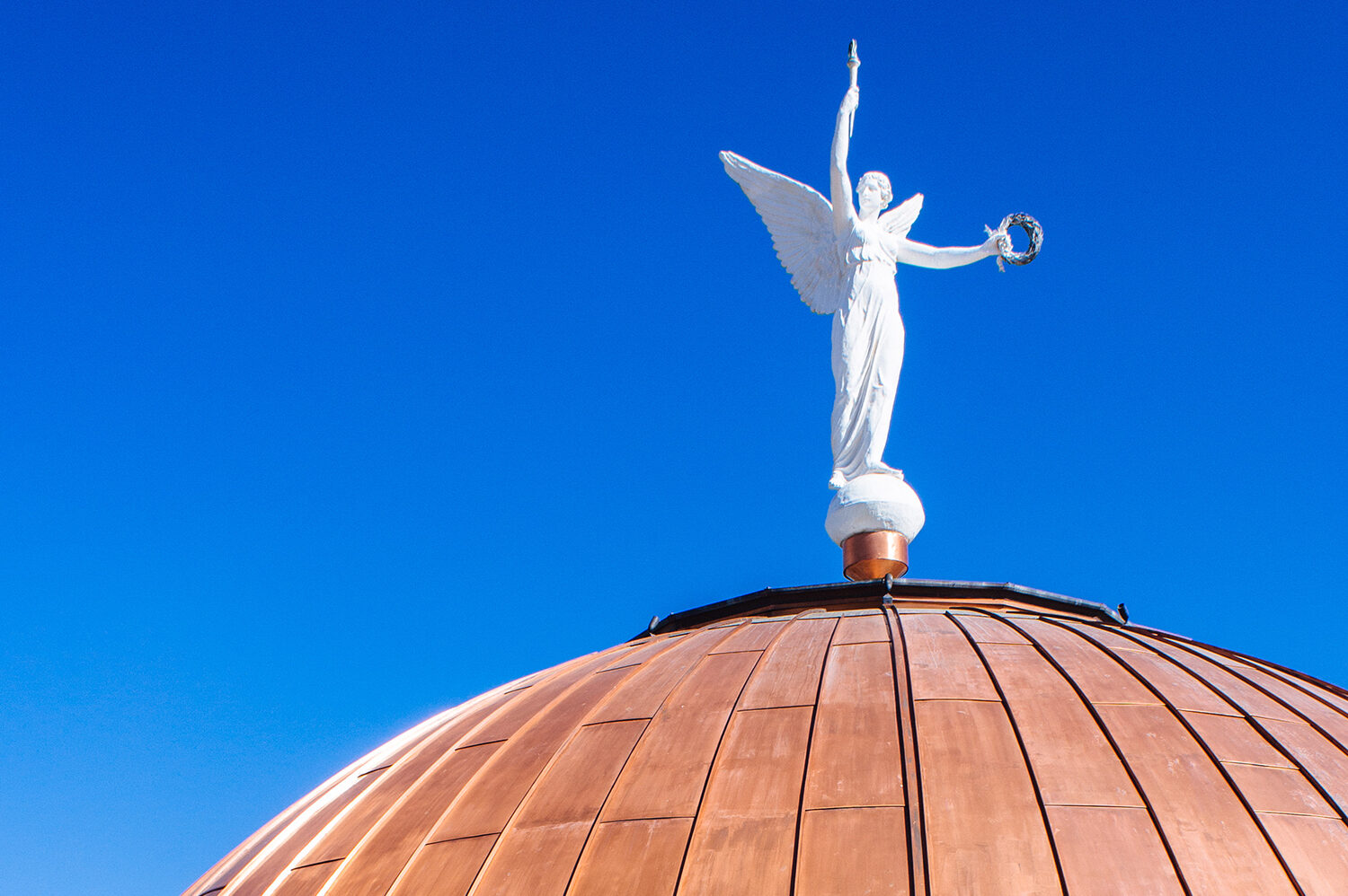 https://chamberbusinessnews.com/wp-content/uploads/2022/09/winged-dome-arizona-capitol-20170316.png-e1746454555959.jpeg