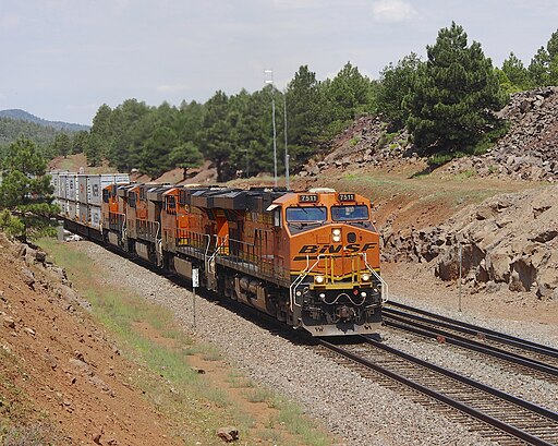 https://chamberbusinessnews.com/wp-content/uploads/2025/07/512px-BNSF_Eastbound_Williams_Junction_Arizona_15674982865.jpg